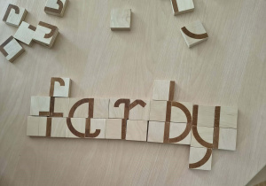 Ułożony z klocków wyraz "farby"