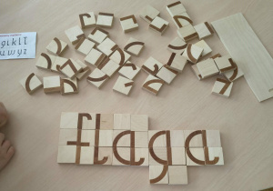 Ułożony z klocków wyraz "flaga"