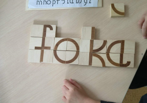 Ułożony z klocków wyraz "foka"