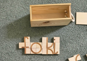 Ułożony z klocków wyraz "foki"