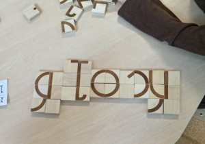 Ułożony z klocków wyraz "głosy"