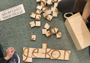 Ułożony z klocków wyraz "gekon"