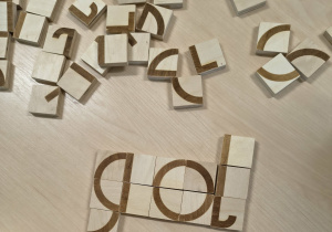 Ułożony z klocków wyraz "gol"