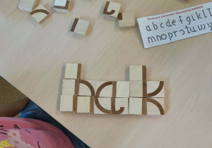 Ułożony z klocków wyraz "hak"
