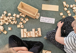 Ułożony z klocków wyraz "haki"