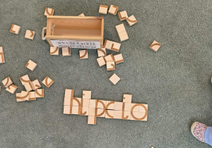 Ułożony z klocków wyraz "hipcio"