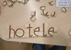 Ułożony z klocków wyraz "hotele"