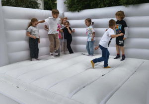 Dzieci na dmuchanej trampolinie