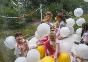 Dzieci w kuli z balonami