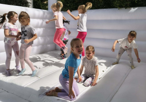 Dziewczynki na dmuchanej trampolinie