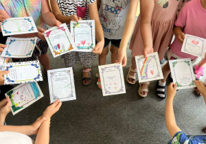 Dzieci prezentują wykonane samodzielnie karty afirmacyjne