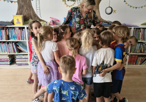 Dzieci przytulają się do pani bibliotekarki