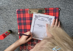 Dziewczynka podczas projektowania własnej karty afirmacyjnej