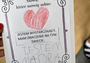 Zaprojektowana przez dziewczynkę karta afirmacyjna