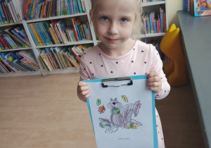 Gabrysia prezentuje swoją wiewiórkę