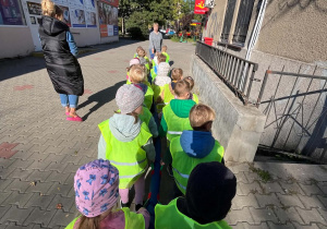 Dzieci idą na spacer na skrzyżowanie