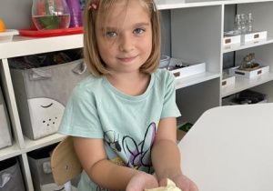 dziewczynka przygotowuje do pieczenia ciastko z jabłkami