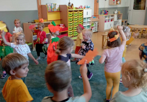 Dzieci podczas tańca z listkami