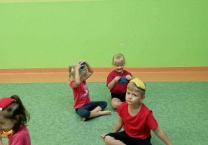 Dzieci wykonują ćwiczenia z woreczkami