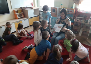 Dzieci oglądają ilustracje z książki