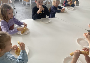 dzieci jedzą naleśniki