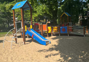 Plac zabaw w ogrodzie przedszkolnym
