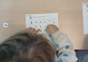 Dziewczynka dopasowuje do siebie takie same symbole