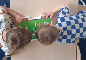 Dzieci grające w grę planszową