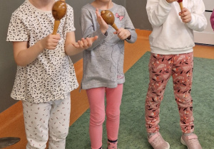 dziewczynki grają na marakasach