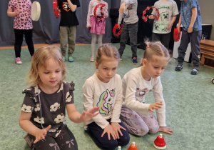 dzieci grają na instrumentach muzycznych