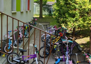Rowery oraz hulajnogi ustawione przed placówką